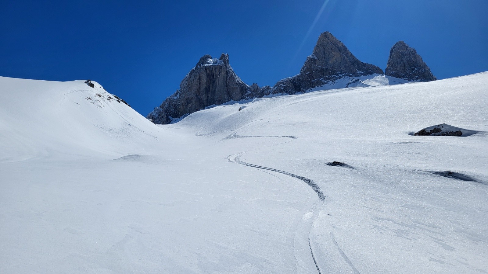 J2 Il y a une trace de descente qui commence sous la Tête de Chat