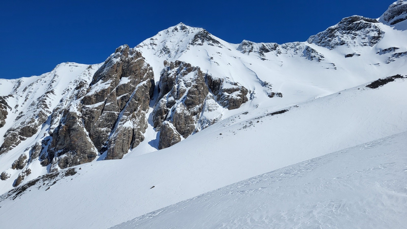 J2 Une ou deux traces dans le&nbsp;couloir W de la&nbsp;Pointe de Pierre Fendue, c'est peut-être la trace du gardien.