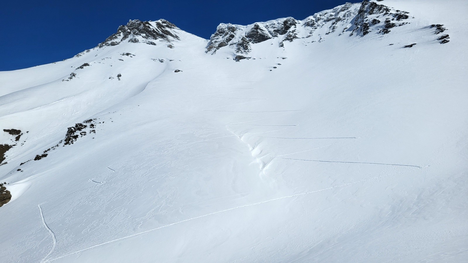 J2 Vers 2700m. Le passage de l'Epaisseur en montée est tracé.&nbsp;C'est bien croûté de ce côté. +2145m et -1709m