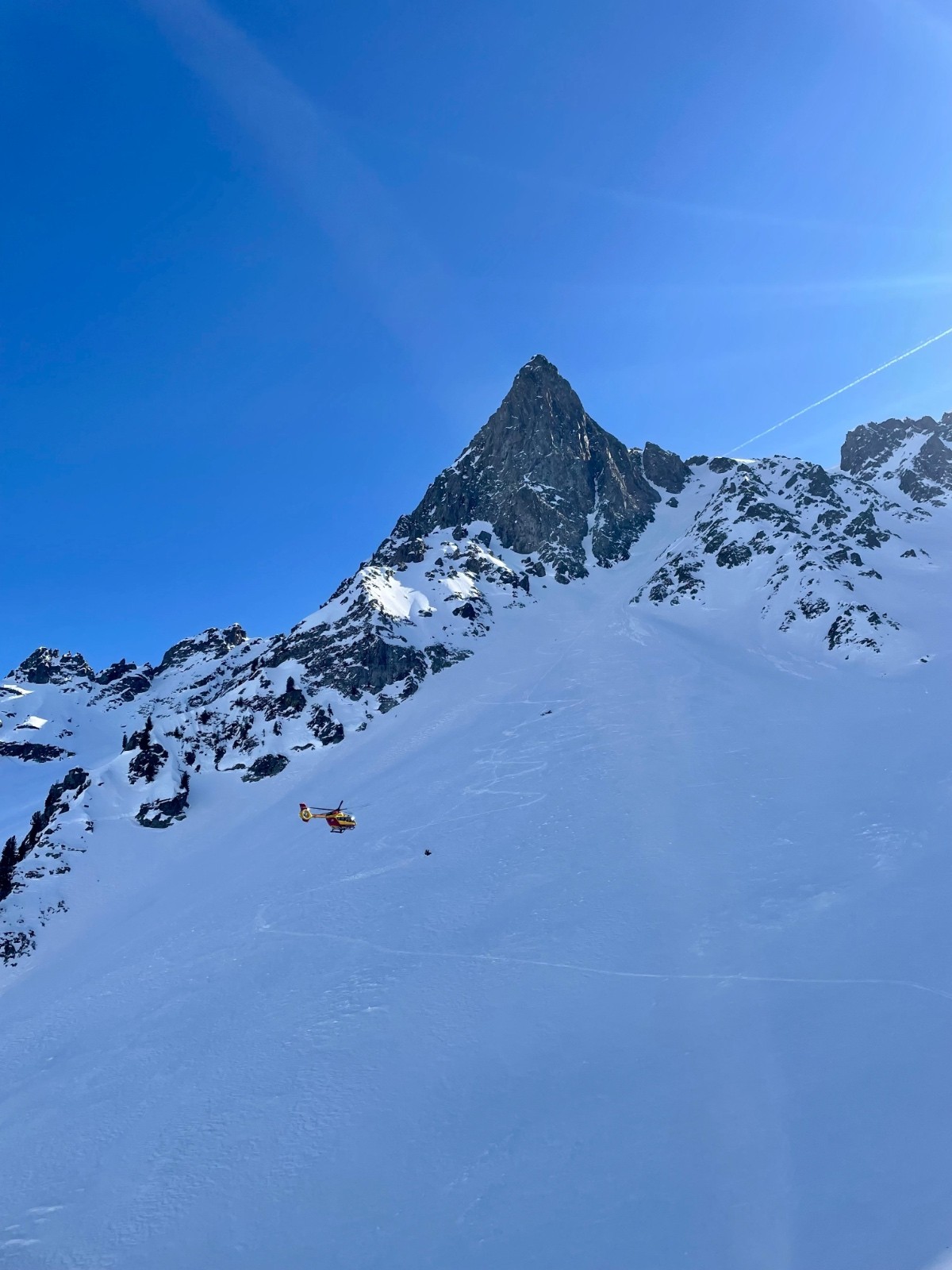 &nbsp;l'hélico revient pour poser un patin et récupérer médecin et secouriste - quelle maîtrise !