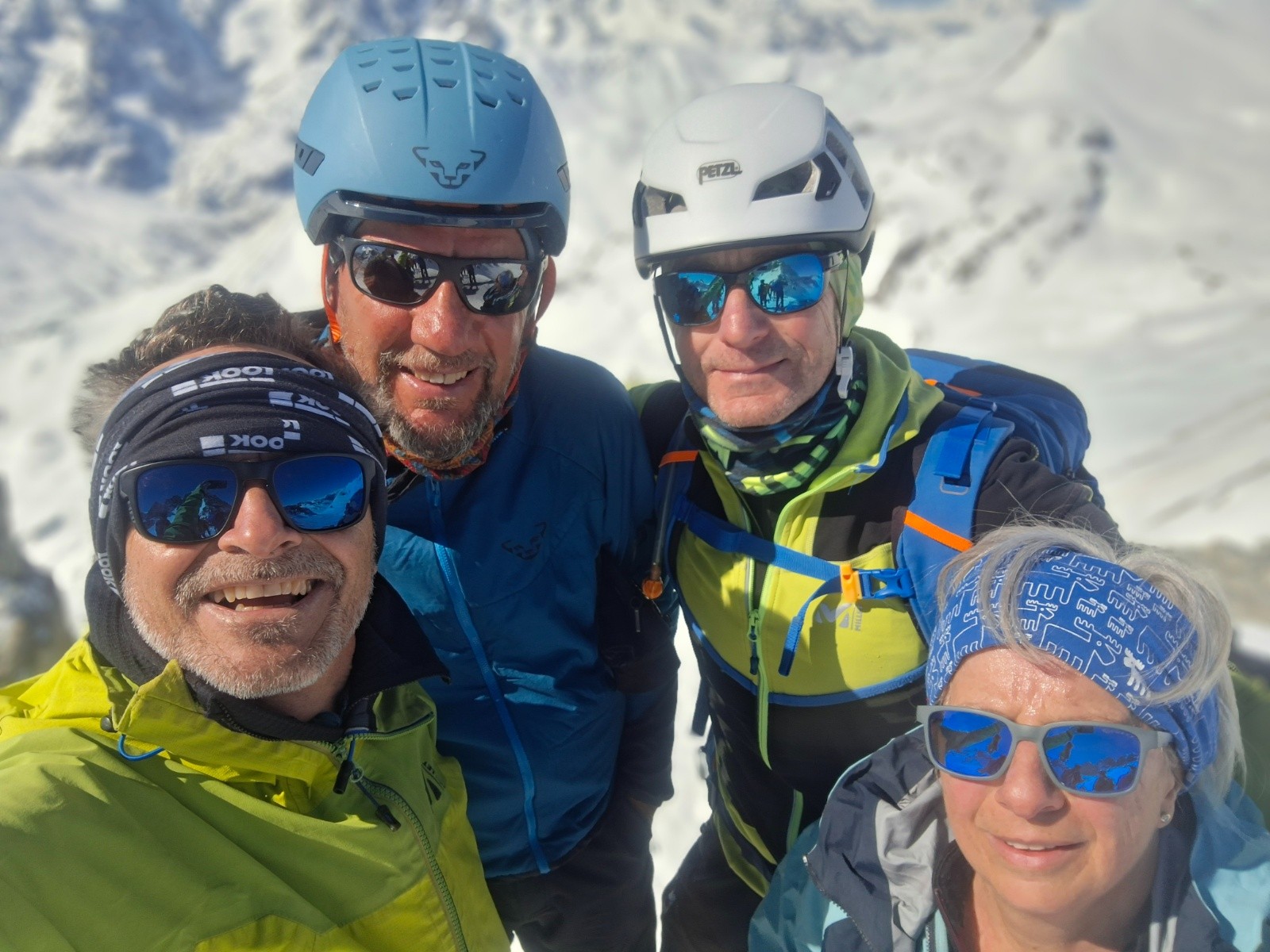 &nbsp;La fine équipe à la pointe de la tête noire