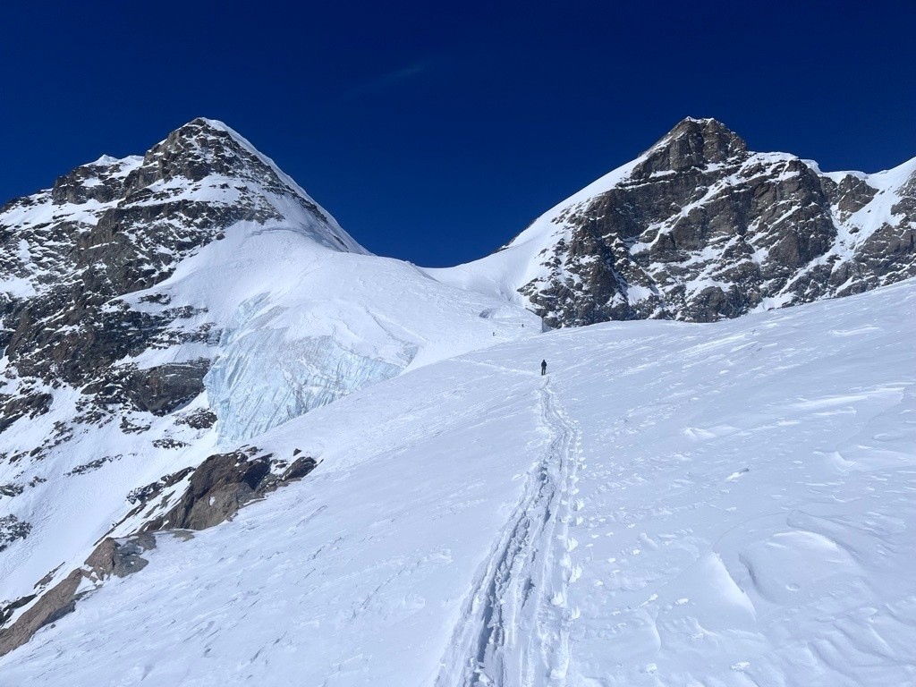 Sur l'arête on remet les skis