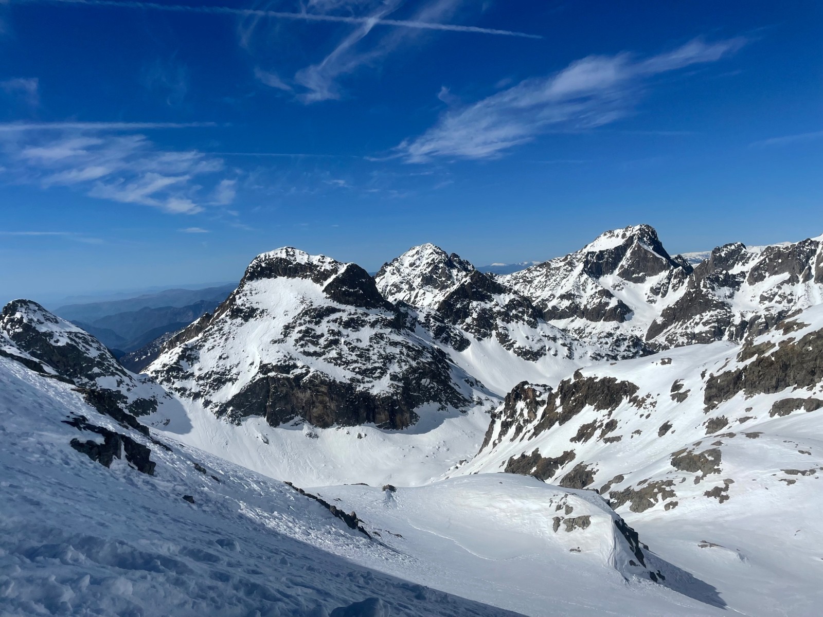 &nbsp;Vue sur le vallon du lac Basto depuis la base du couloir Ouest de Chamineye