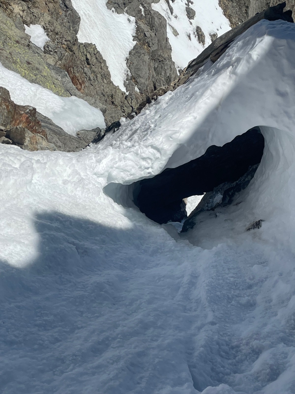 &nbsp;Fin de partie au couloir Est ! J’avais pas regardé le topo. Faut la corde. Remontée pour descendre côté Ouest