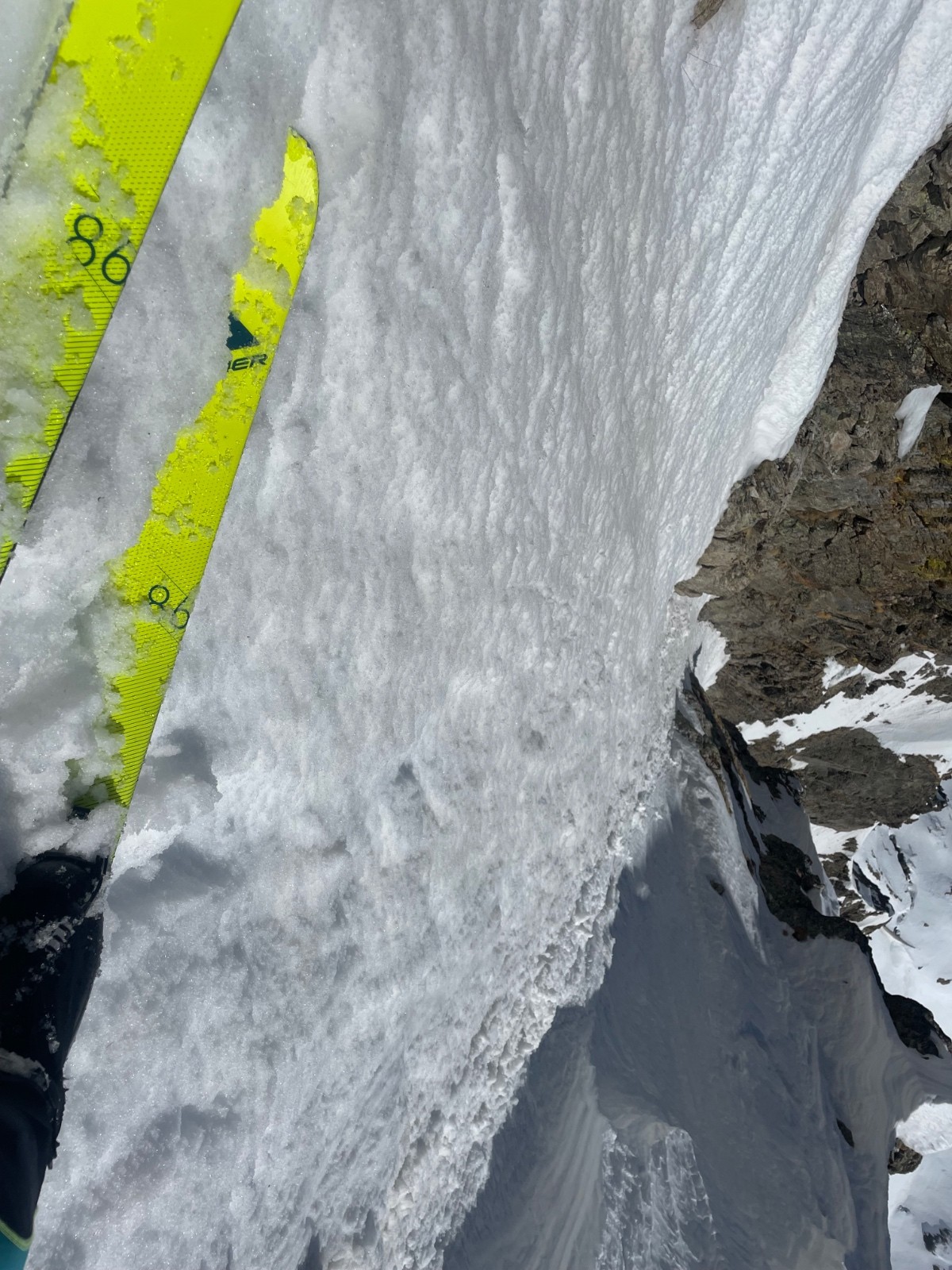 &nbsp;Un bon 50-55 degré dans le début du couloir Est. Mais avec une neige moquette c’est plus facile qu’une pente à 45-50 en neige dure !