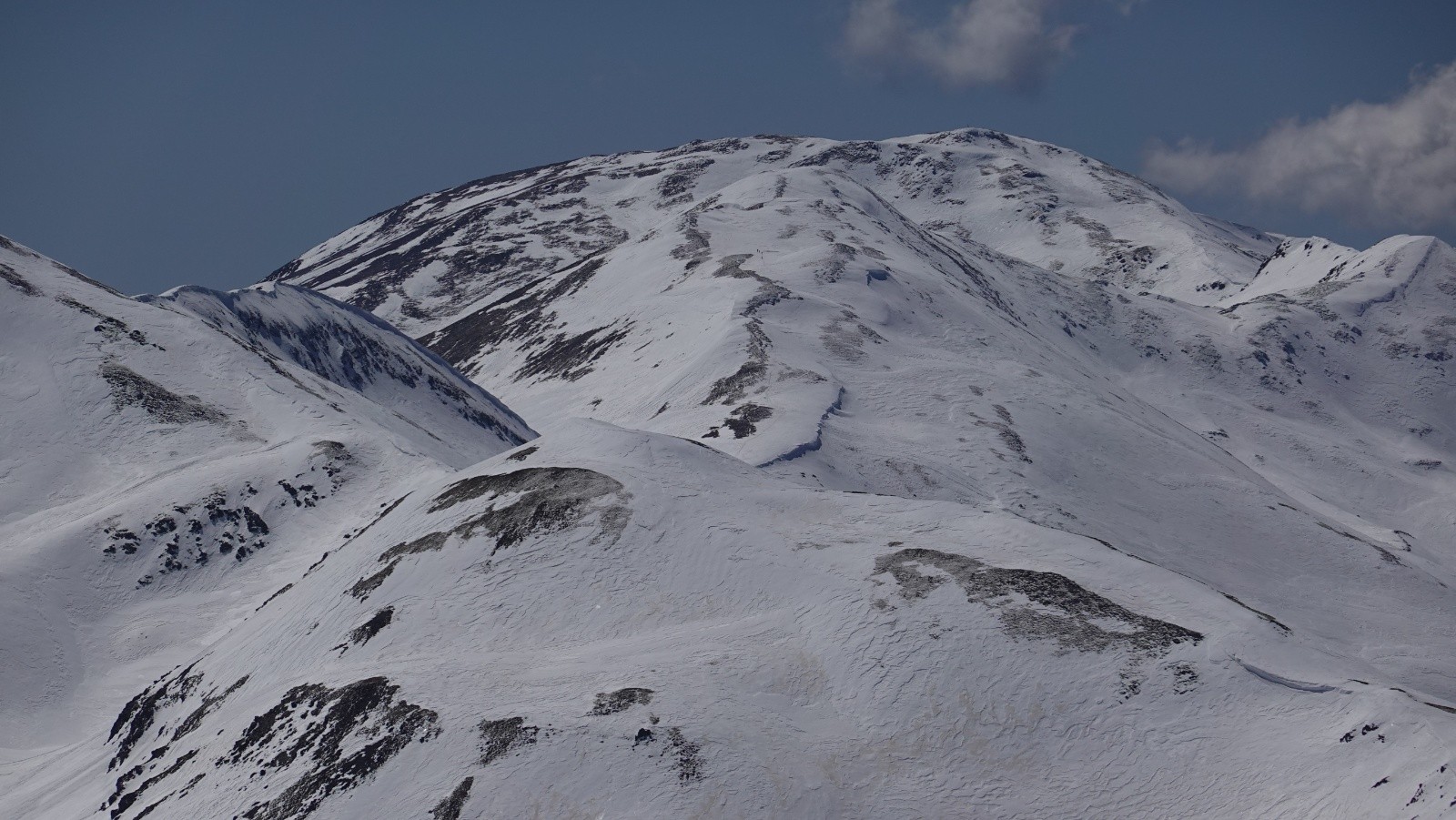 Panorama au téléobjectif sur le Puigmal d'Err, bien pelé par le vent sur le versant vers Nuria