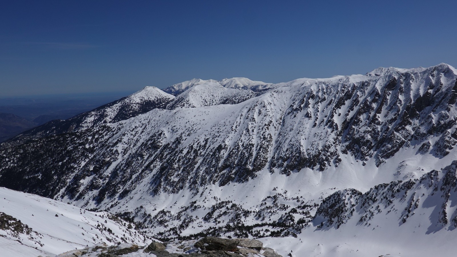 Panorama vers l'Ouest avec au fond El Canigó