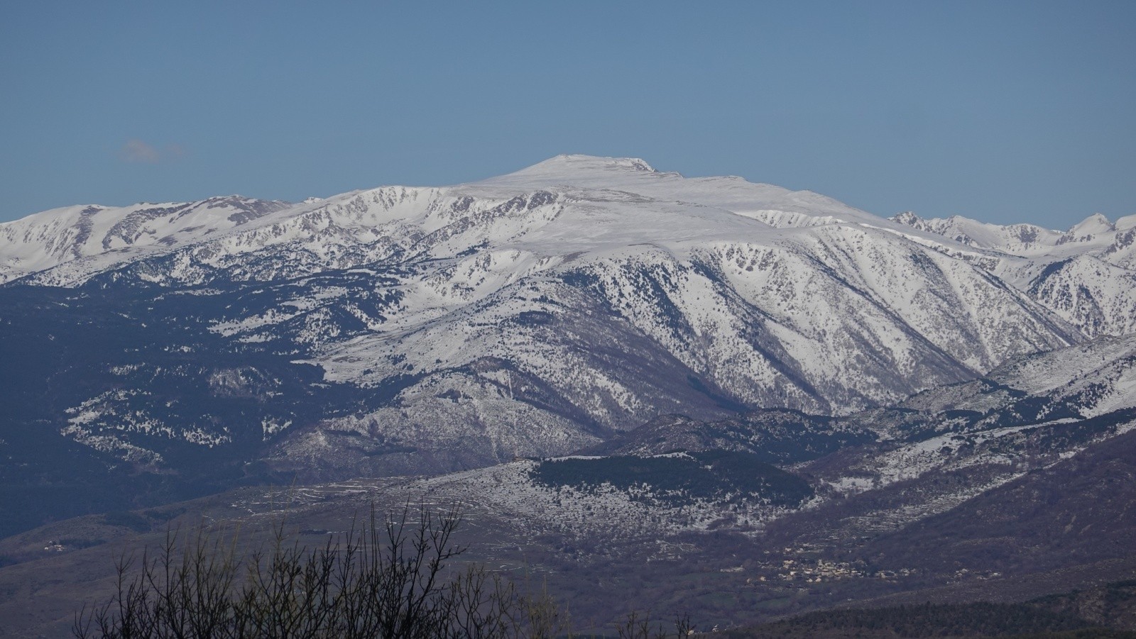 Panorama au téléobjectif sur le Puig Pédros, second sommet des Pyrénées Catalanes