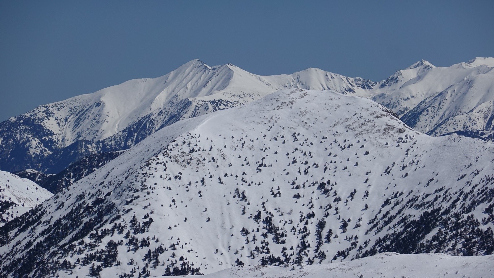 Panorama au téléobjectif sur la montagne sacrée des catalans : El&nbsp;Canigó