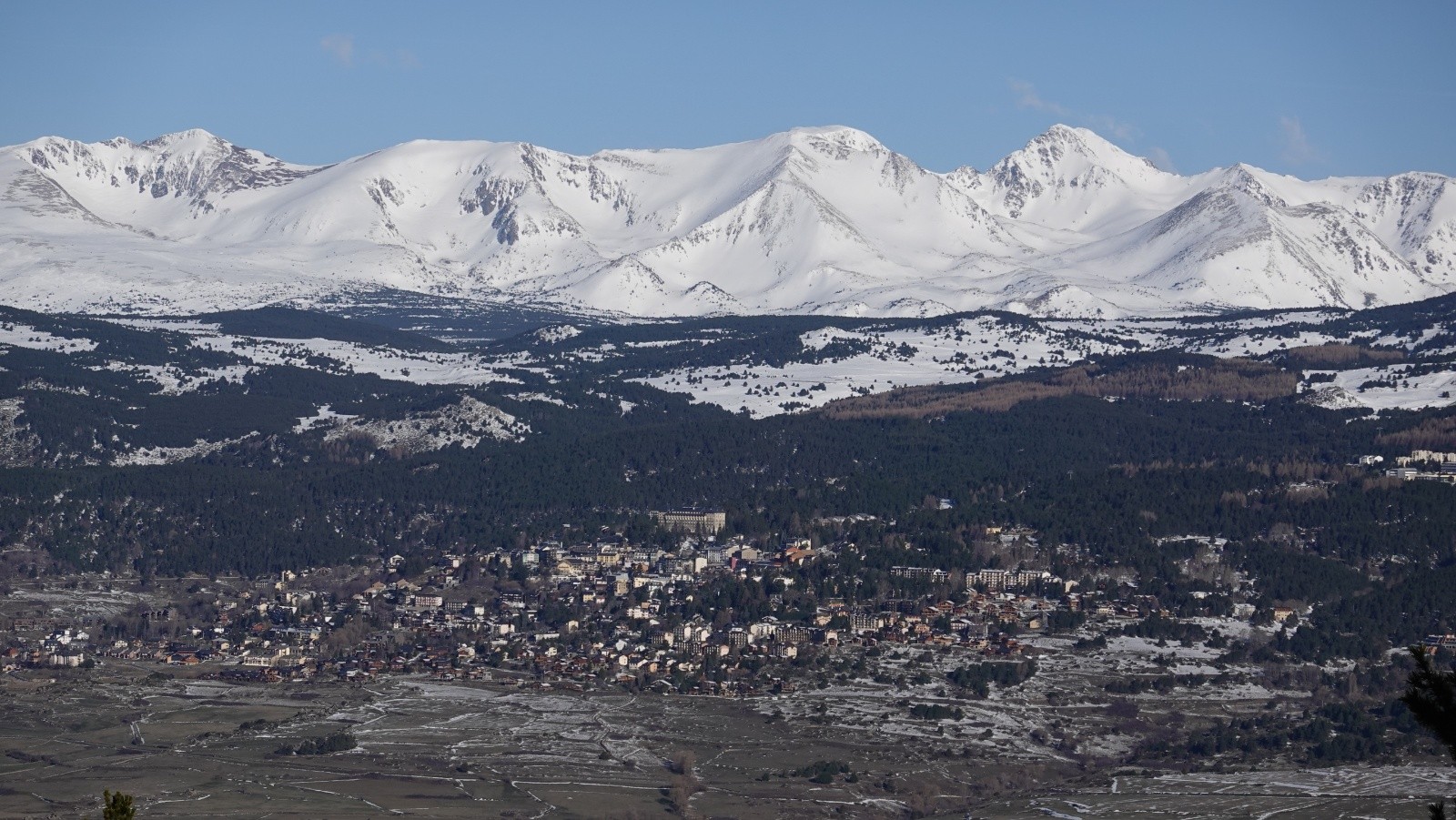 Panorama au téléobjectif sur Font-Romeu et le point culminant des Pyrénées Catalanes : le Puig Carlit (2921m)