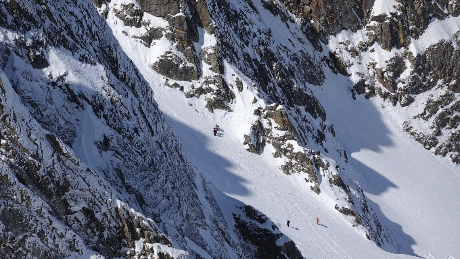 Des skieurs dans le début de l'ascension du couloir du Vermicelle