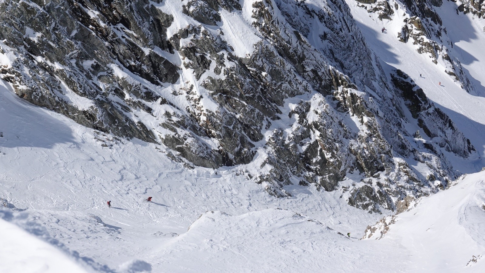 Des skieurs dans le couloir central