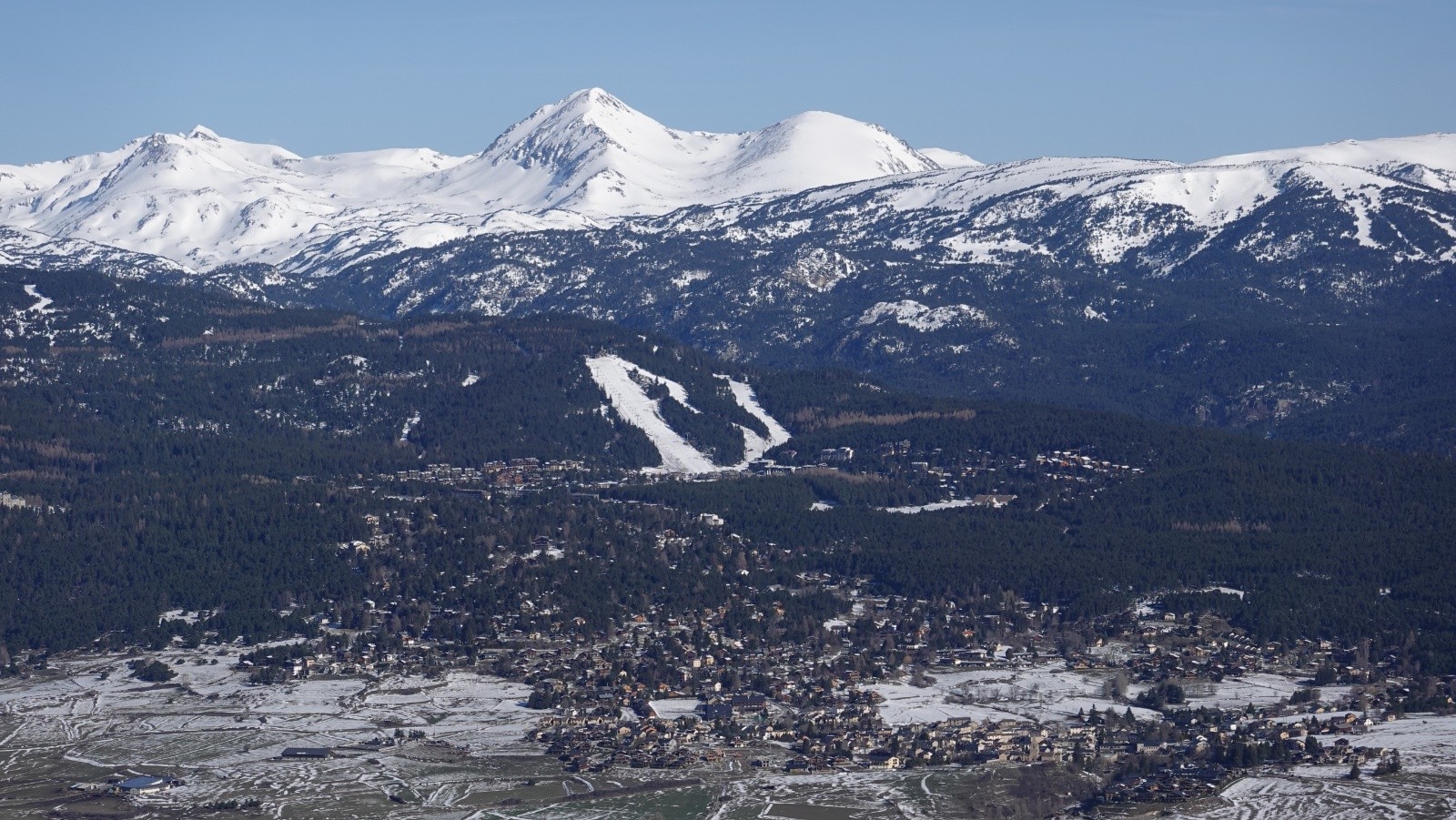 Panorama au téléobjectif sur les Pérics et mon village de Bolquera au premier plan