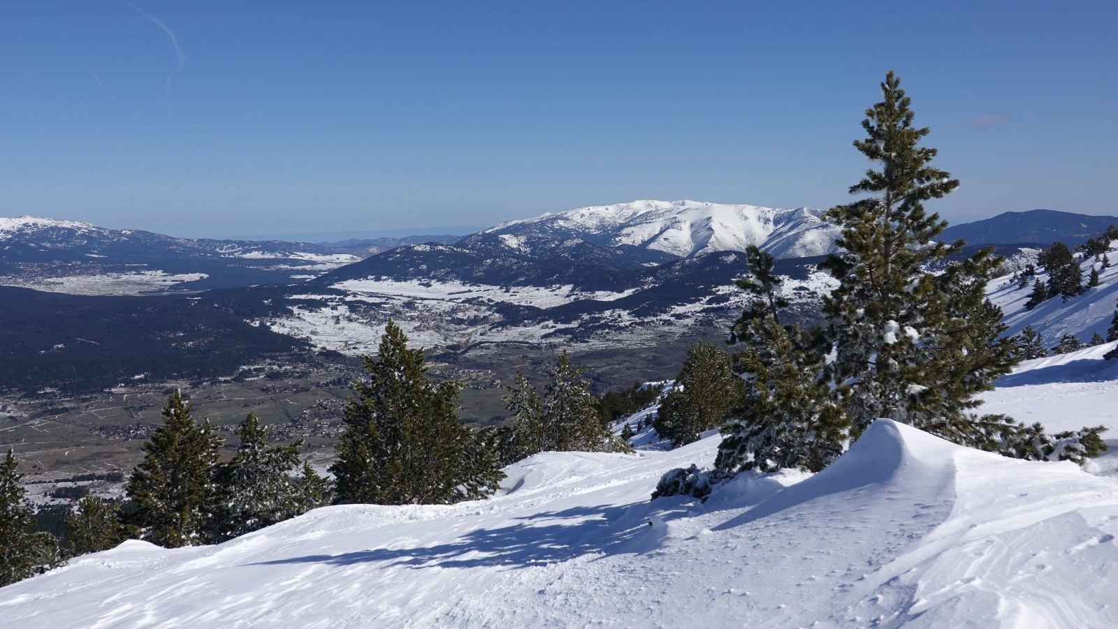 Panorama sur le Lac de Matemale, Mont-Louis et sa citadelle de Vauban et le Madres