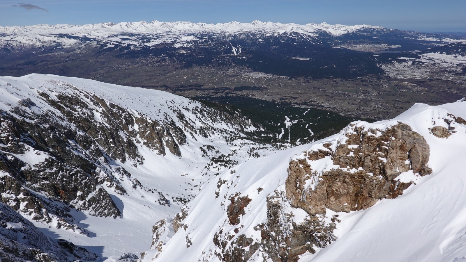 Le cirque du Cambra d'Aze sur fond des sommets de Cerdanya et Capcir