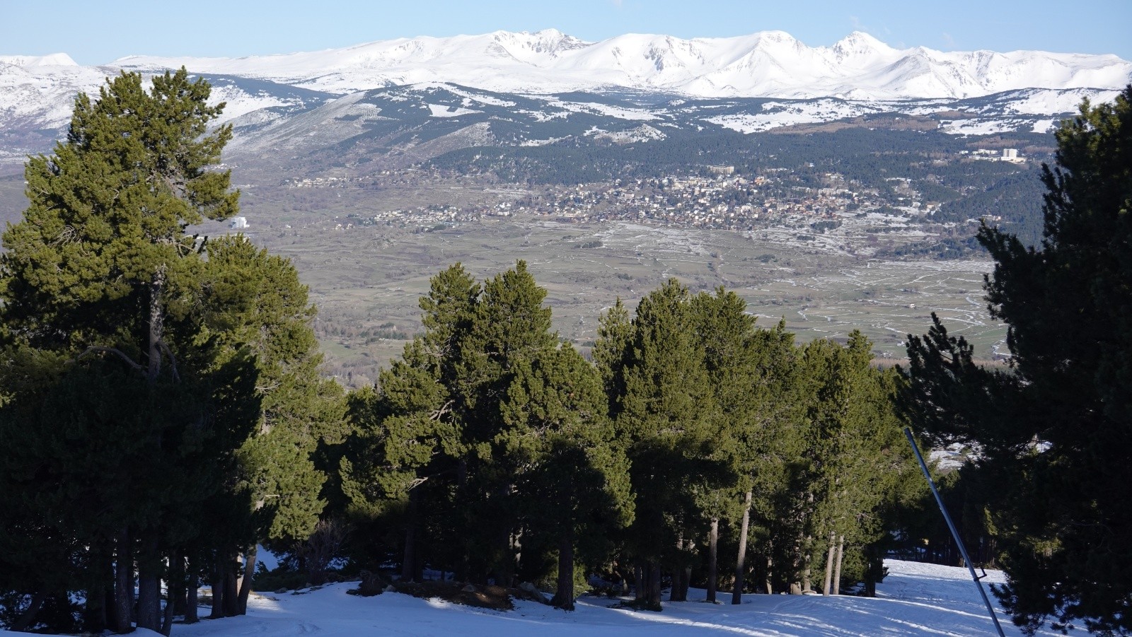 Départ par les pistes d'Eyne avec vue sur Font-Romeu et le Carlit