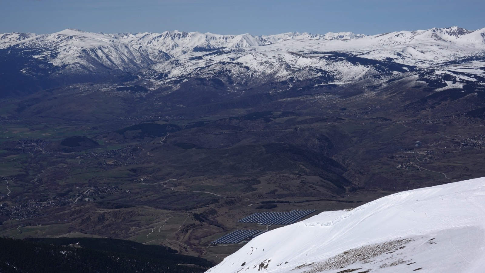 Panorama sur les sommets de la vallée du Carol avec au premier plan, la verrue de la centrale solaire de Llo occupant 36 hectares