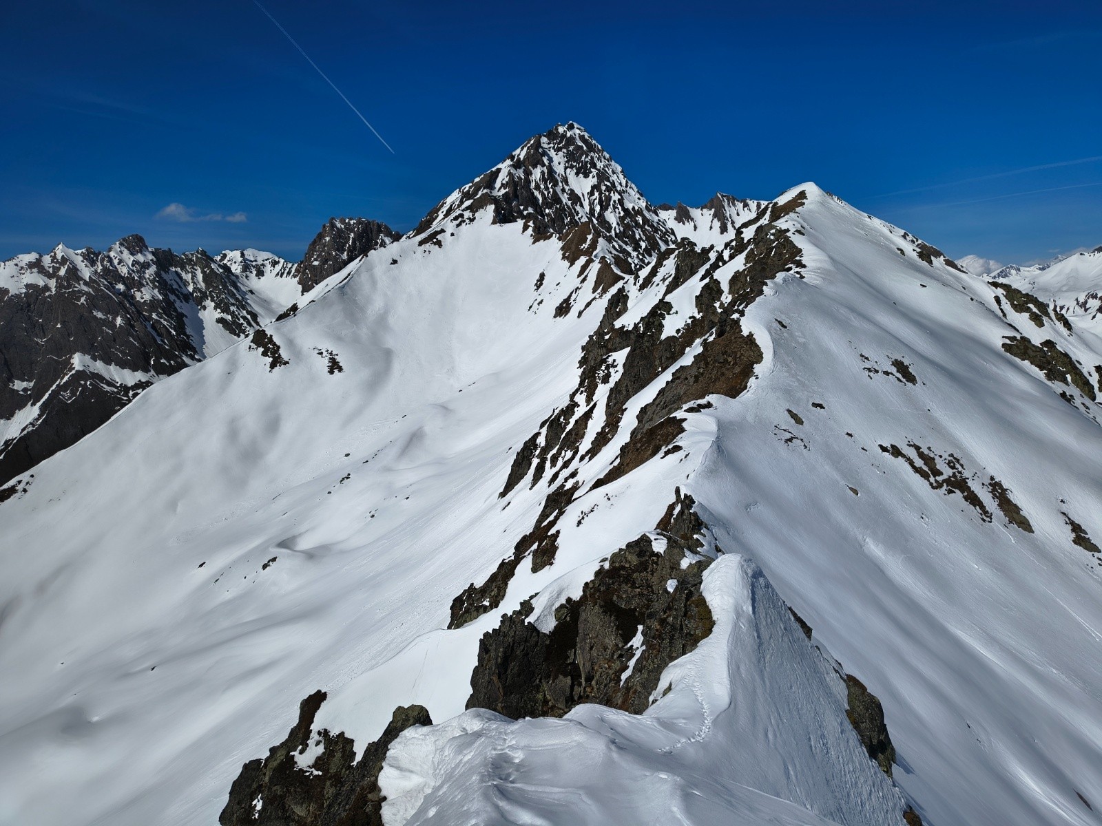 &nbsp;Les faces S-SO sous la pointe et le col de Plovezan