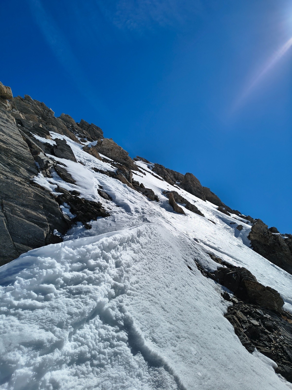 &nbsp;Les pentes de neige donnant accès au sommet du Roignais en face O