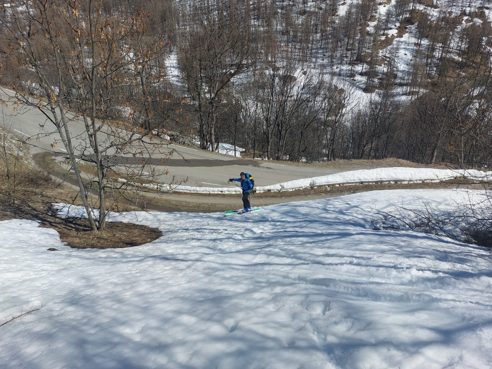 Avec un peu de flair et beaucoup de chance, nous avons pu skier jusqu'à la route