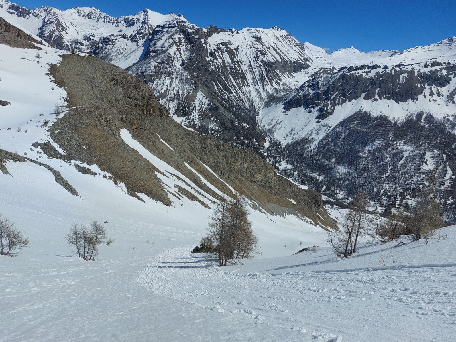 Coulée partie sous les skis