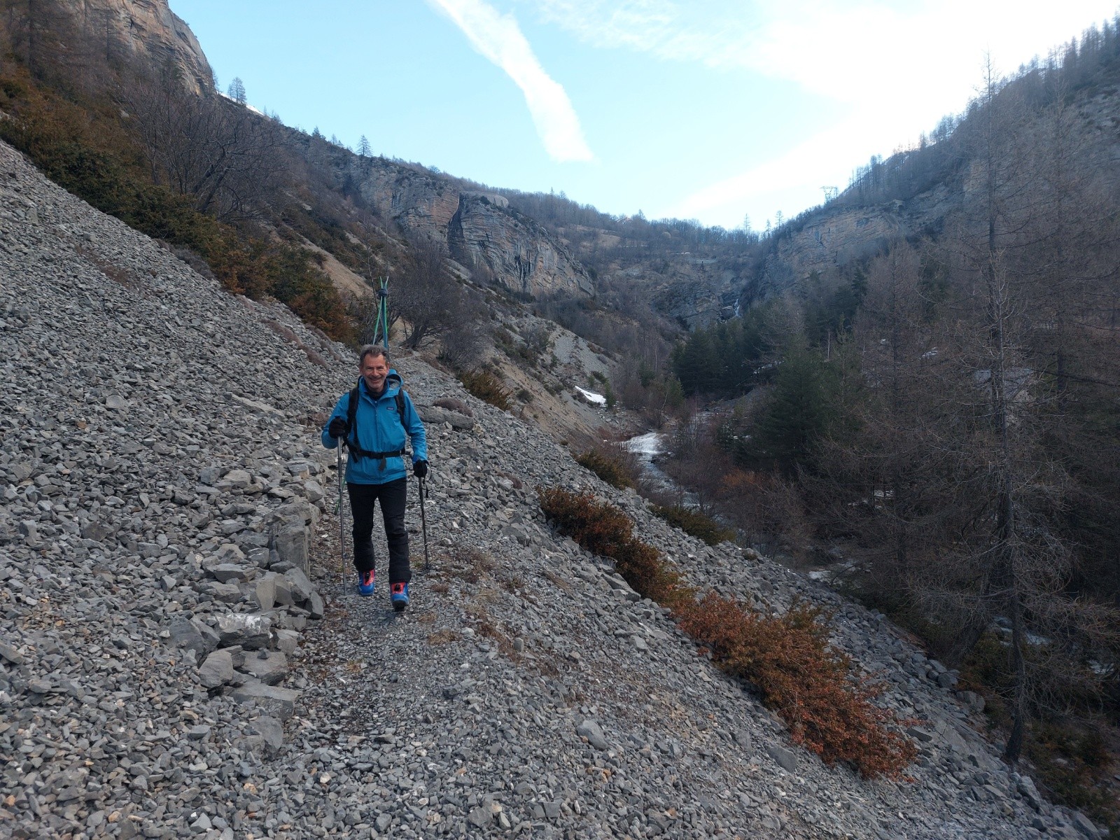 Il faut un bon mental pour la marche d'approche car on commence par descendre au fond de la gorge