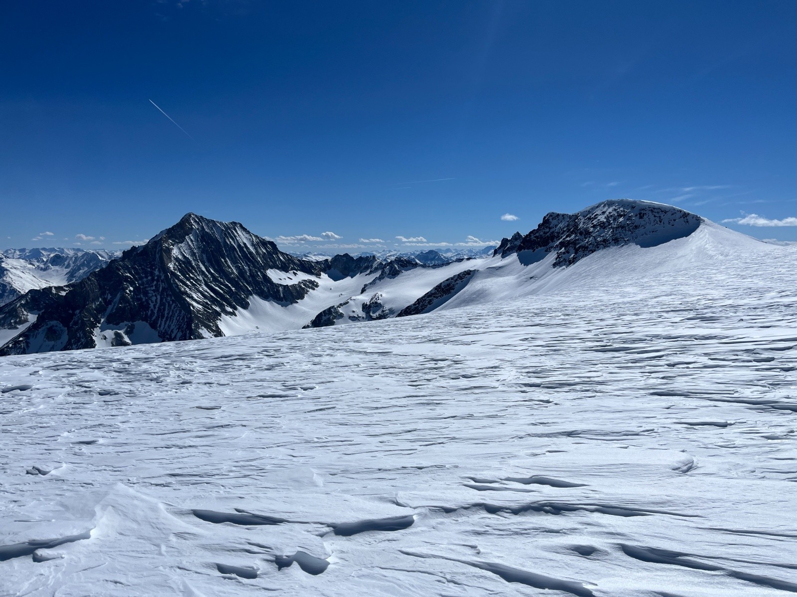 #13 Depuis le col de Chasseforêt, vue vers la dent Parrachée et le col de Labby (J3) Depuis le col de Chasseforêt, vue vers la dent Parrachée et le col de Labby (J3)