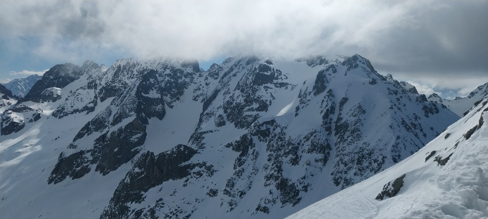 &nbsp;un nuage passe sur l'Aiguille du Belvédère&nbsp;