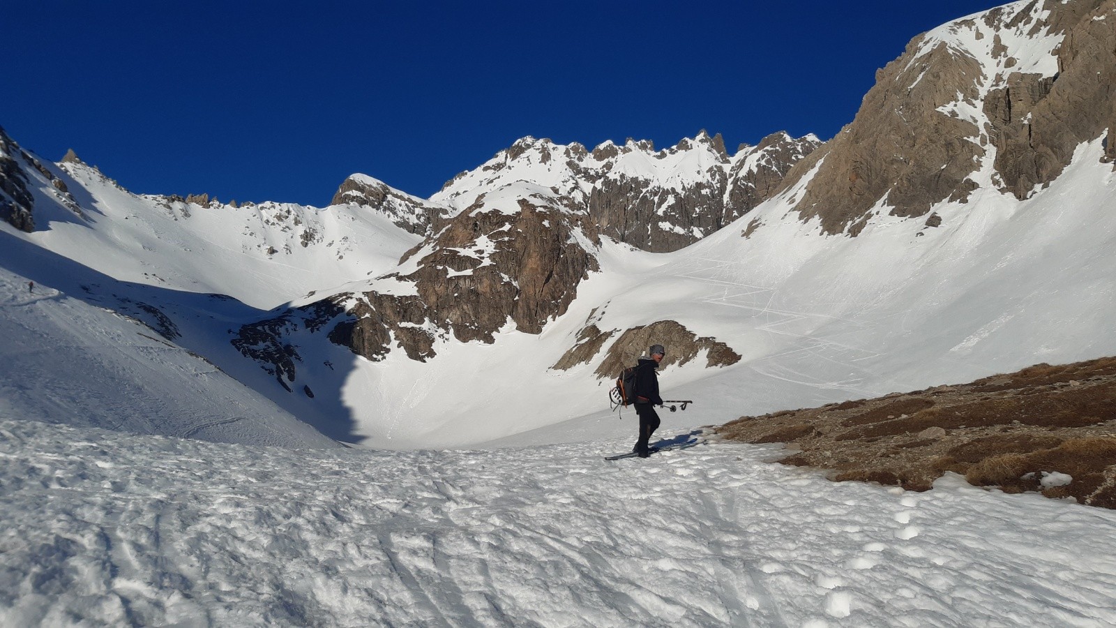 Vers 2500m, lac et col des Béraudes derrière.&nbsp;