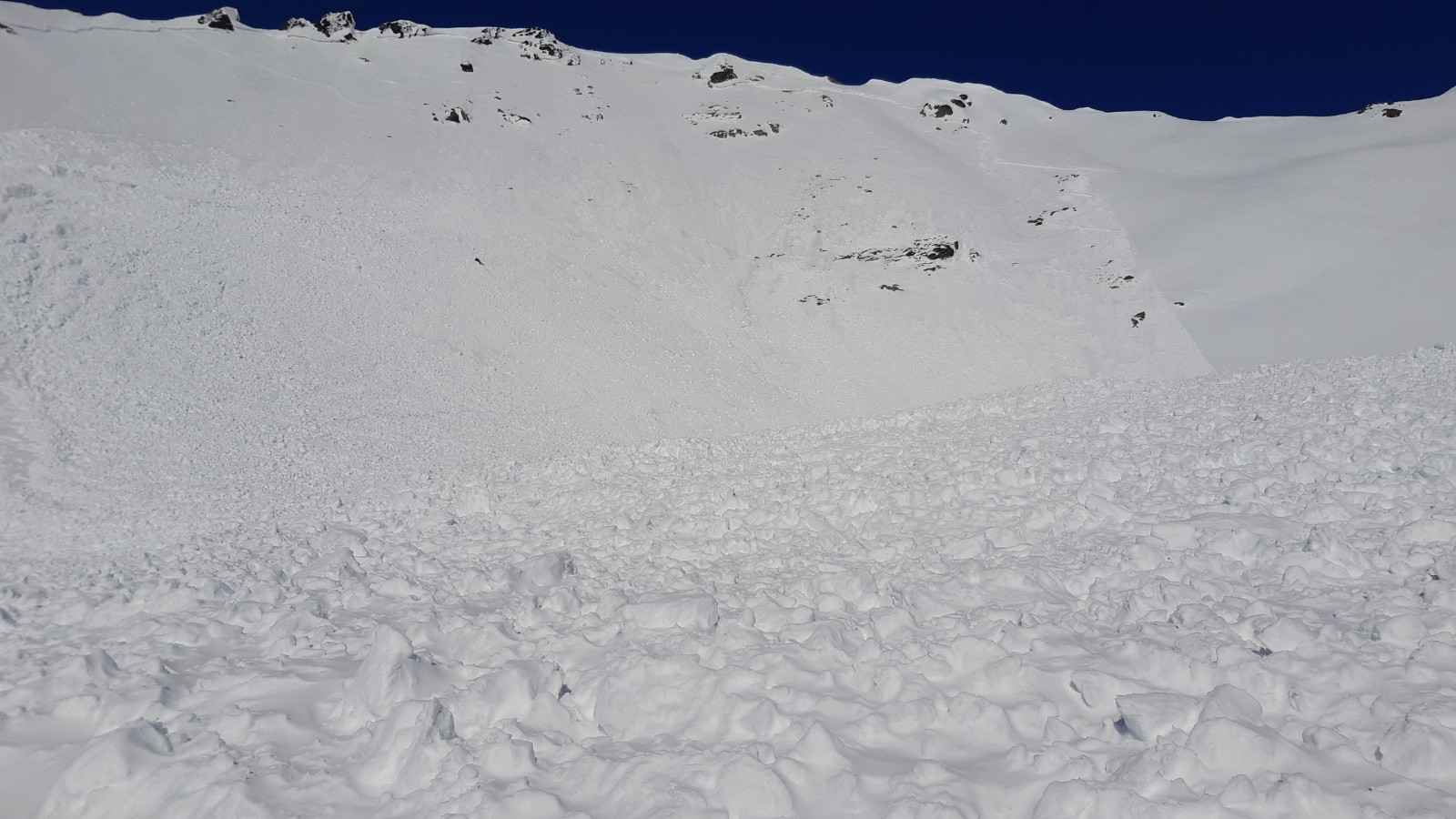 Grosse avalanche versant SE entre col de Valmeinier et col des Muandes: déclenchée qq jours plus tôt par un groupe de raquettistes passant sur la crête.&nbsp;