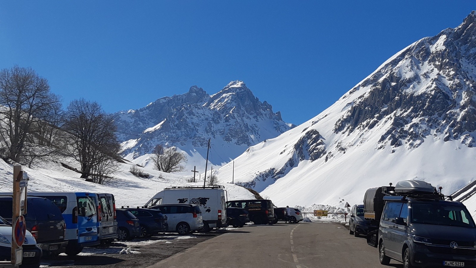 Vendredi, 11h30, pas mal de monde au parking, Grand Galibier au fond&nbsp;