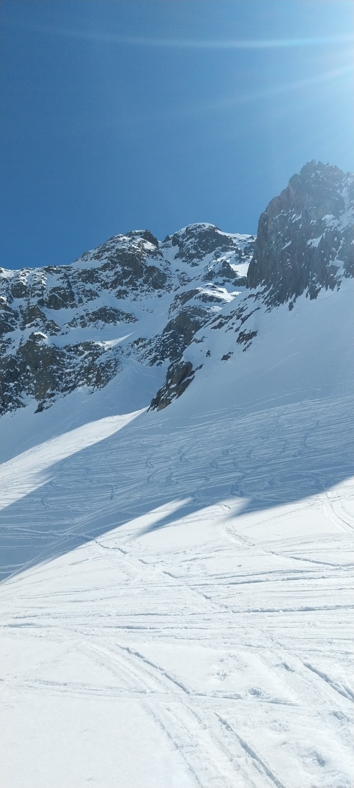 &nbsp;une pente raide tracée