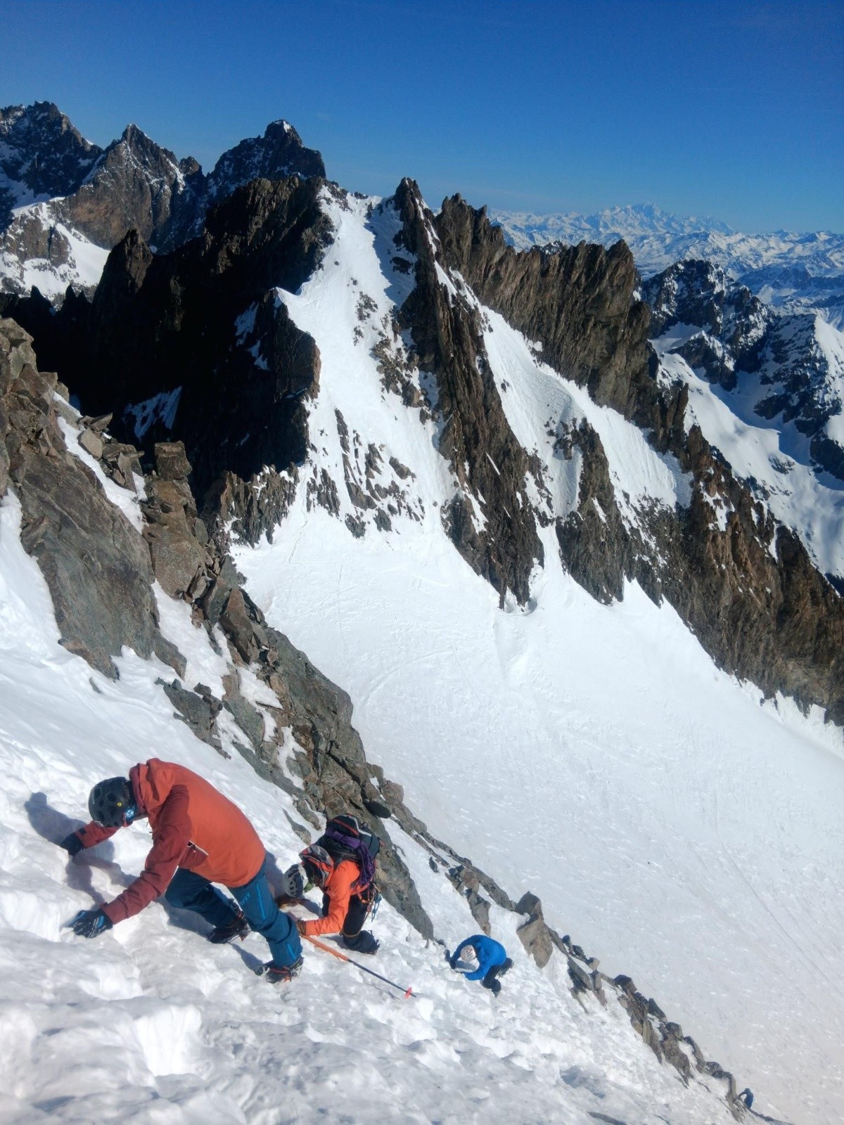 J3 : Descente de la Grande Ruine (pointe Brevoort), le Pic Maître qu'on ira chercher derrière&nbsp;