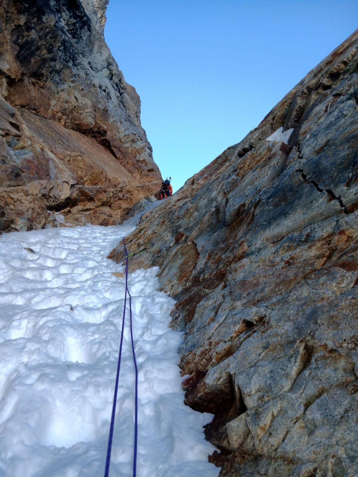 #27 J4: Toto qui engage dans la partie en glace du Serret du Savon (merci les dégaines) J4: Toto qui engage dans la partie en glace du Serret du Savon (merci les dégaines)