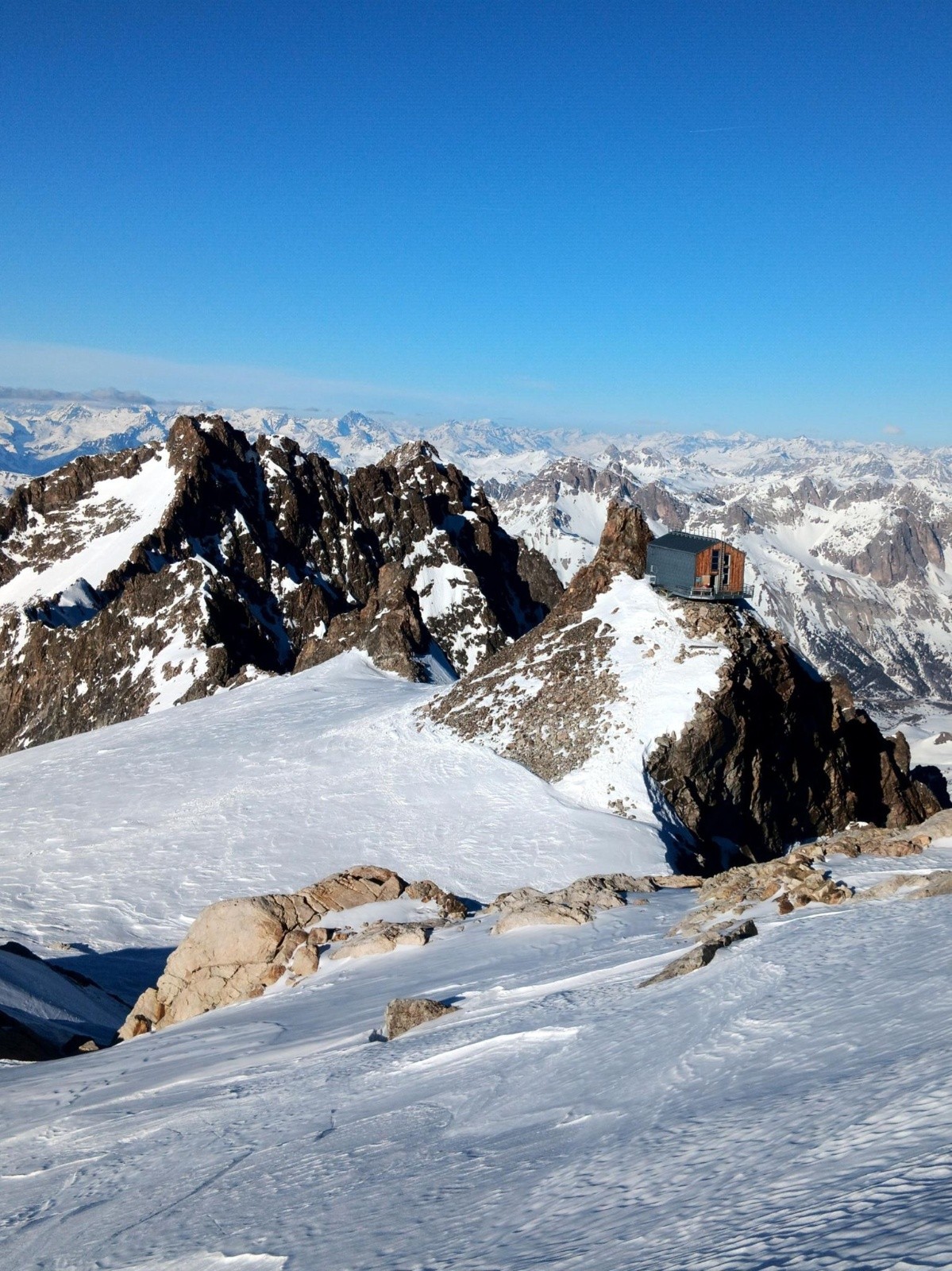 #37 J4 : Refuge de l J4 : Refuge de l'Aigle, perché