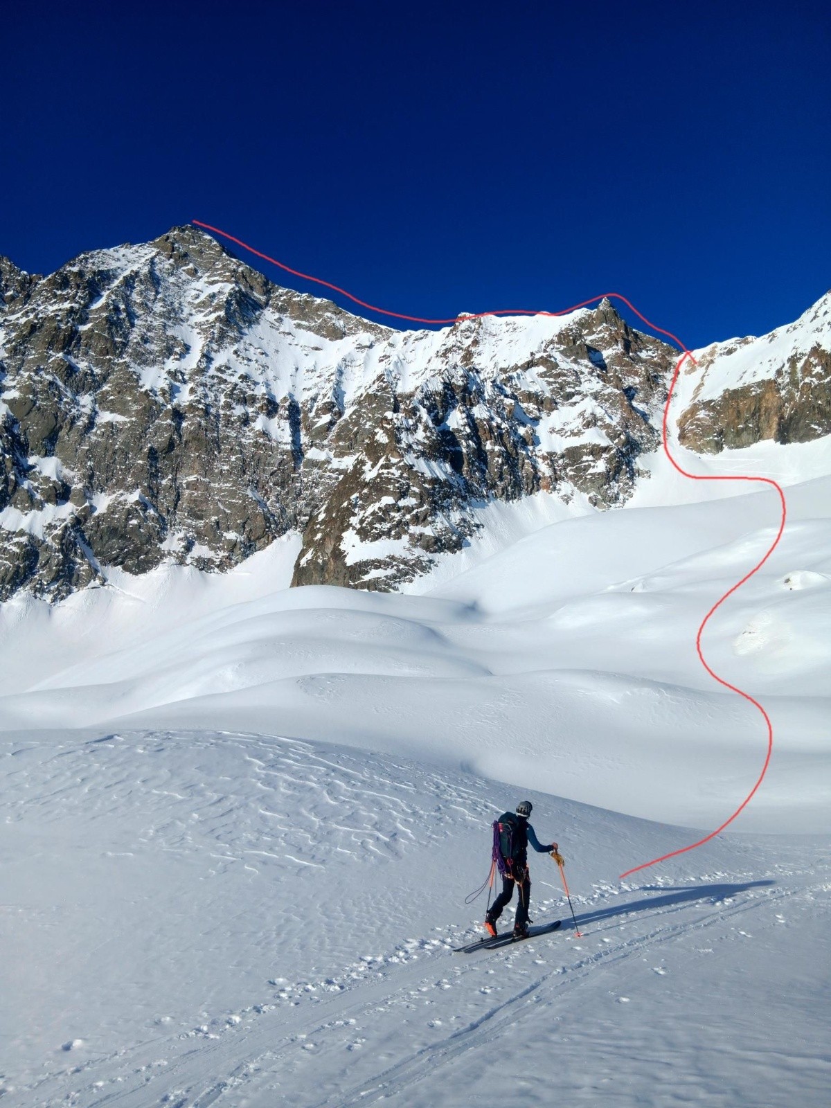 #2 J2 : Toto devant la brèche de la Plate des Agneaux et le Pic de Neige Cordier J2 : Toto devant la brèche de la Plate des Agneaux et le Pic de Neige Cordier