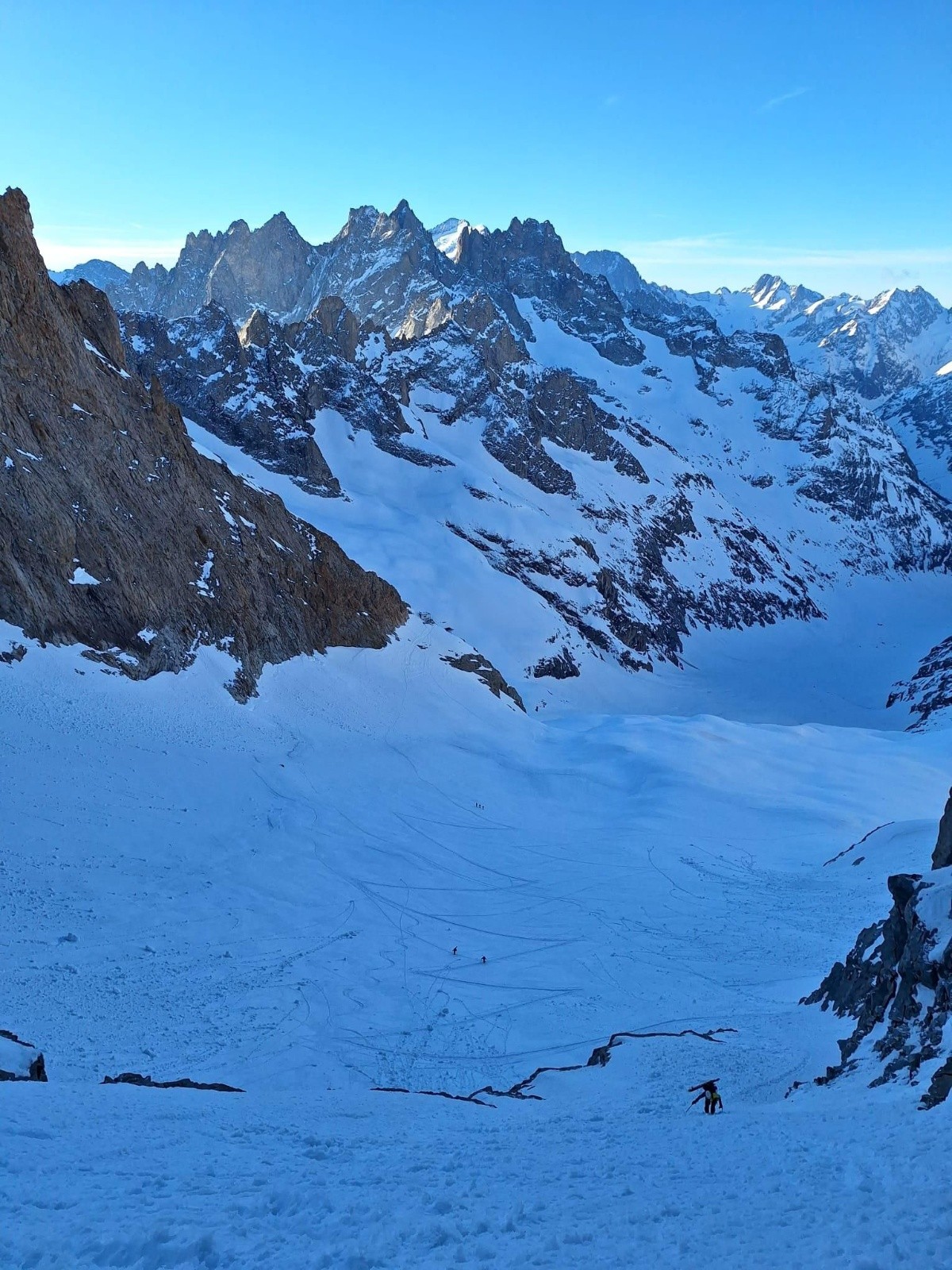 #25 J4: Montée à la brèche de la Meije, la Grande Ruine et la Barre des Ecrins au fond J4: Montée à la brèche de la Meije, la Grande Ruine et la Barre des Ecrins au fond