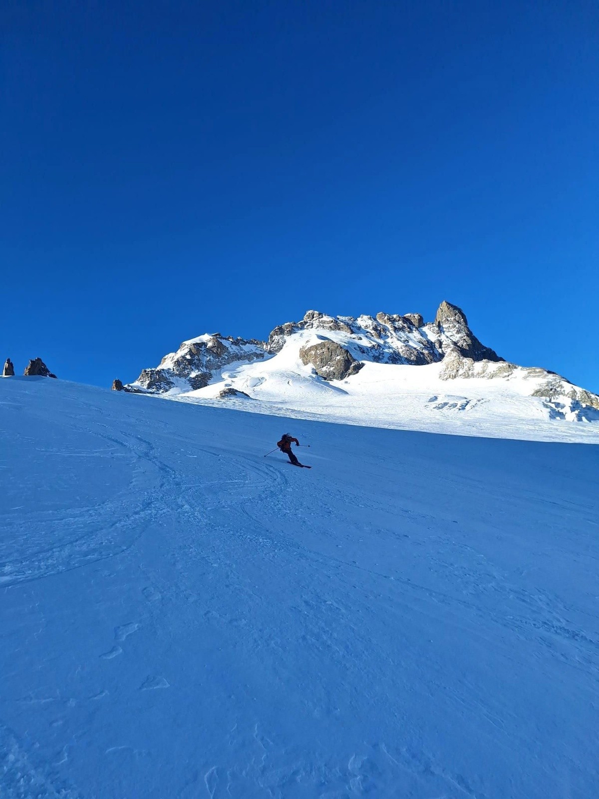 #41 J5 : Bonus poudre tassée sur la glacier du Tabuchet, devant le Grand Pic de la Meije J5 : Bonus poudre tassée sur la glacier du Tabuchet, devant le Grand Pic de la Meije