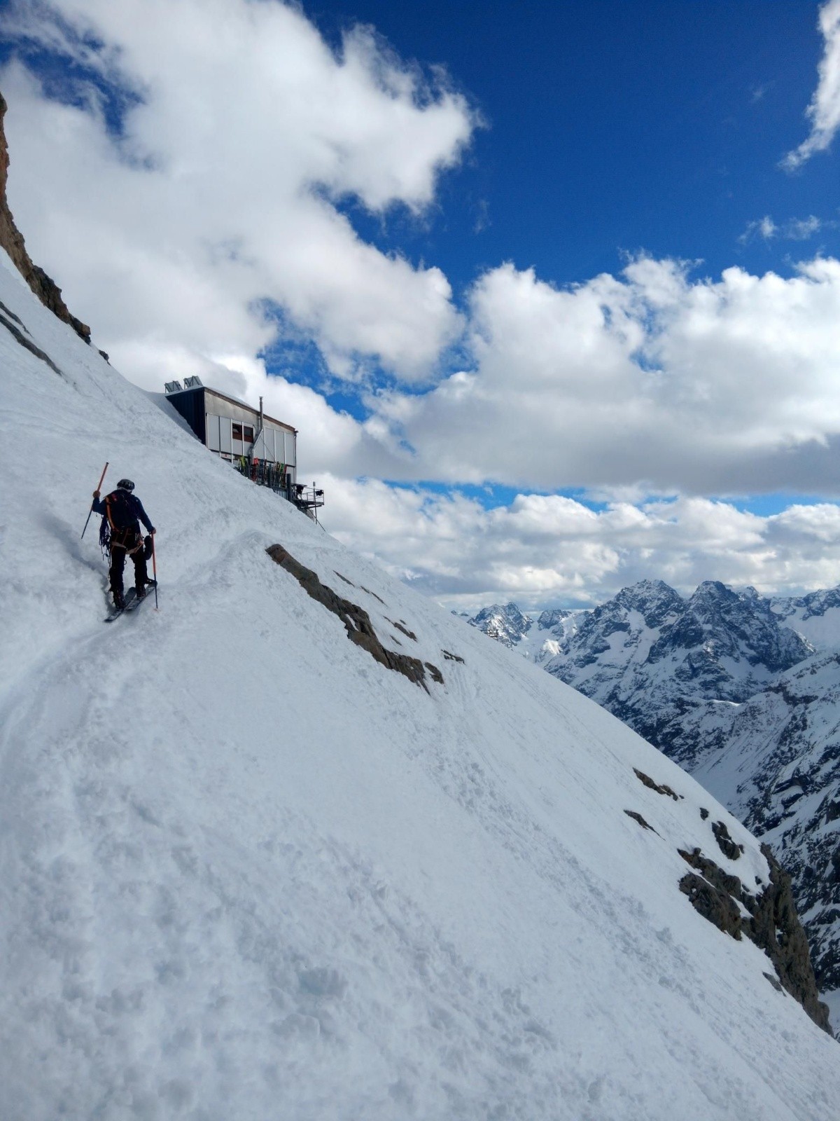 #24 J3 : Arrivée au rustique refuge du Promontoire J3 : Arrivée au rustique refuge du Promontoire