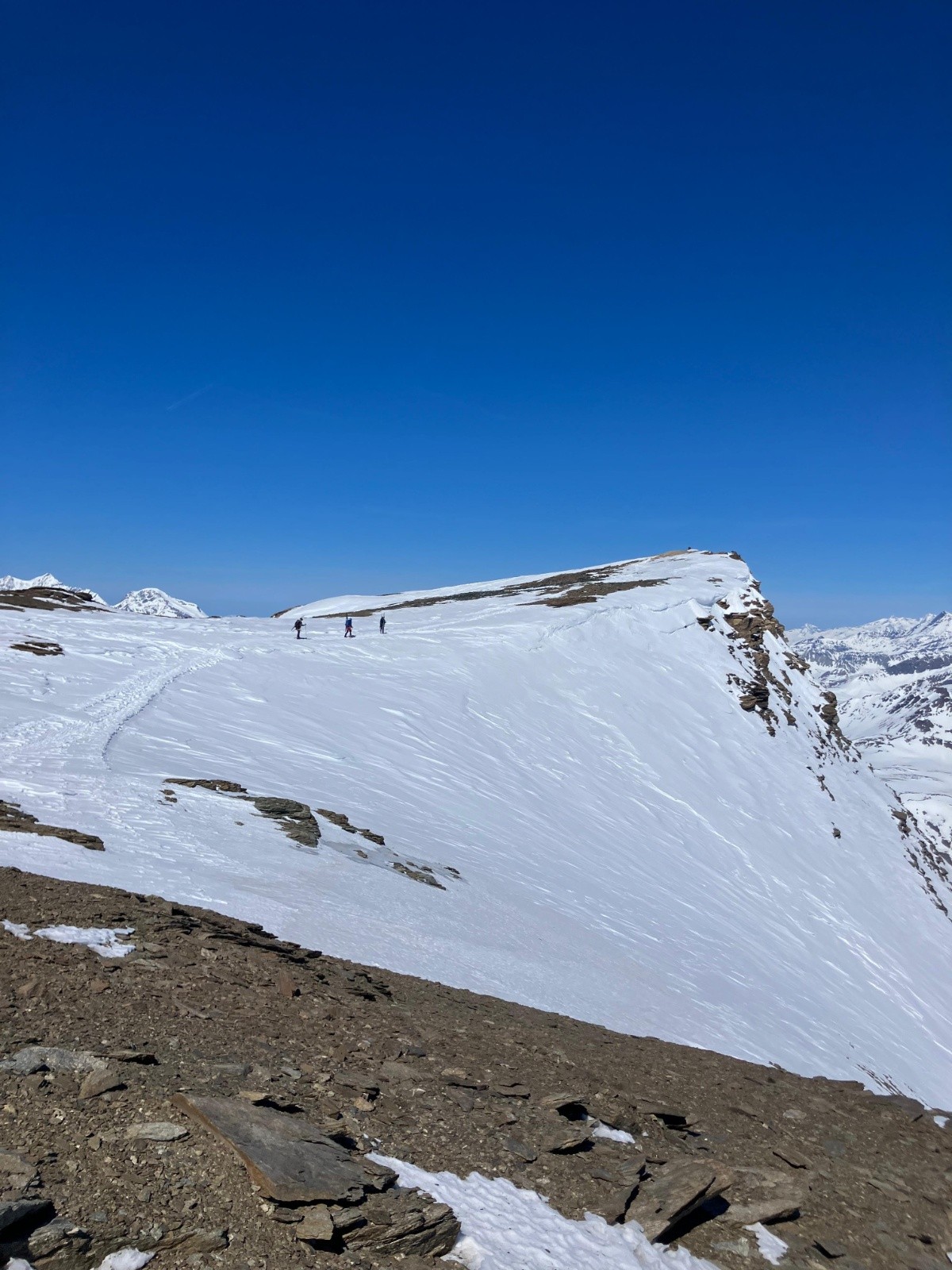 #9 Arrivée au sommet, grand plateau pour attendre son tour au rappel Arrivée au sommet, grand plateau pour attendre son tour au rappel