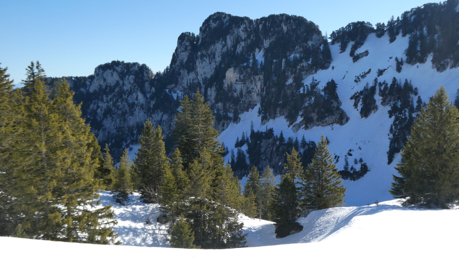 Rocher de l'Ours et col du Frêt
