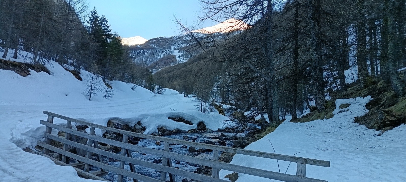 Petit et Gd Parpaillon au fond, bon enneigement dès le départ&nbsp;