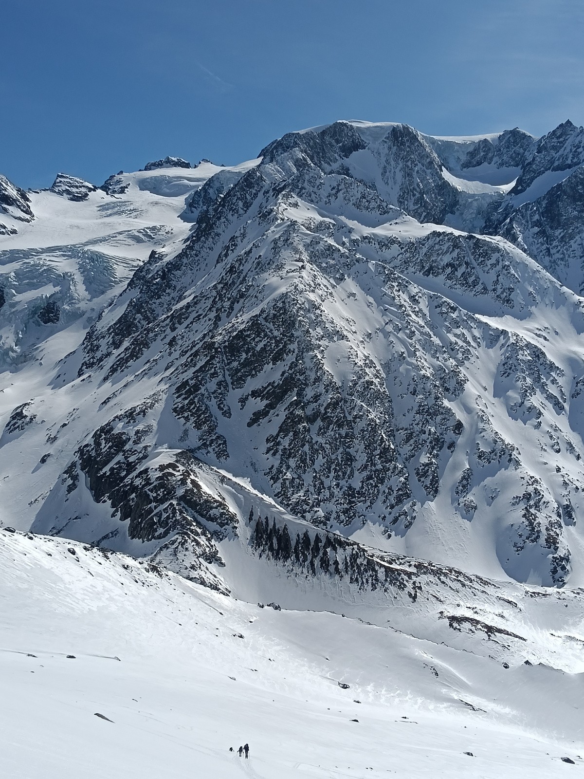 la montée a la cabane, avec pleine de soleil. Le Mont Vélan dans le background