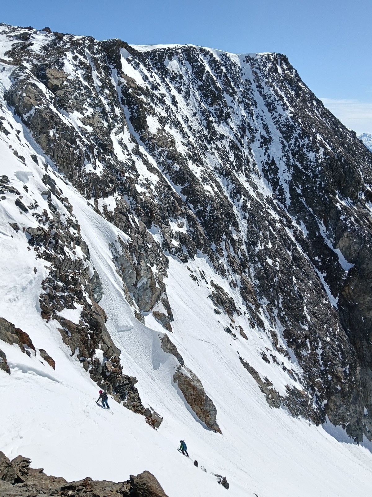 deux italiennes descend la face SW du Vélan. Pas facile