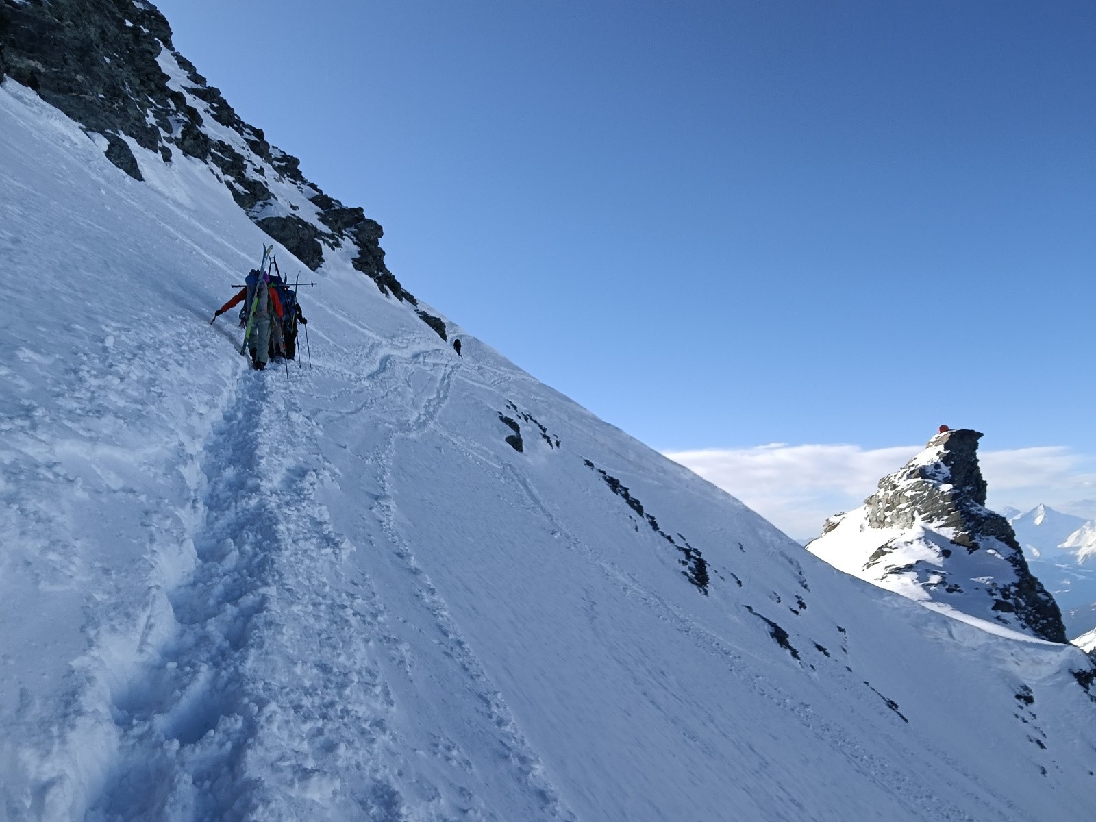 on arrive sur le plateau du Couloir. Un bivouac de ouf (Biagio Musso) est bien visible