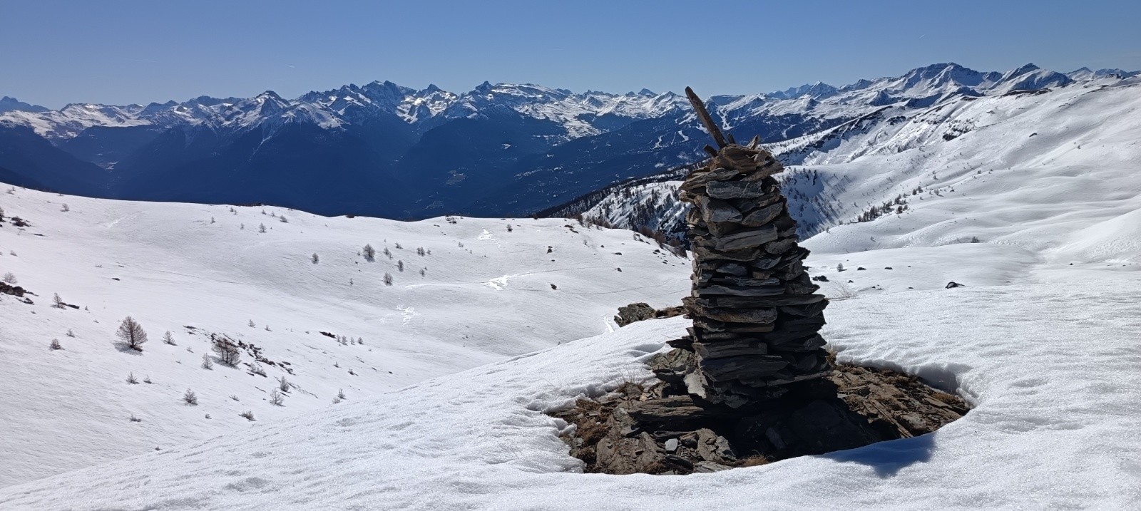 Cairns parsemant l'itinéraire de la tête de Vautisse&nbsp;
