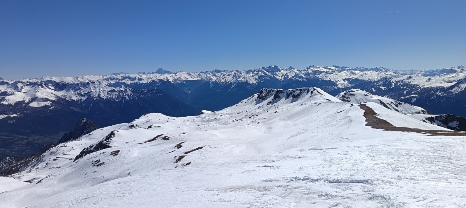 Vue vers le sud du sommet avec les vallons peu pentus pour y accéder&nbsp;