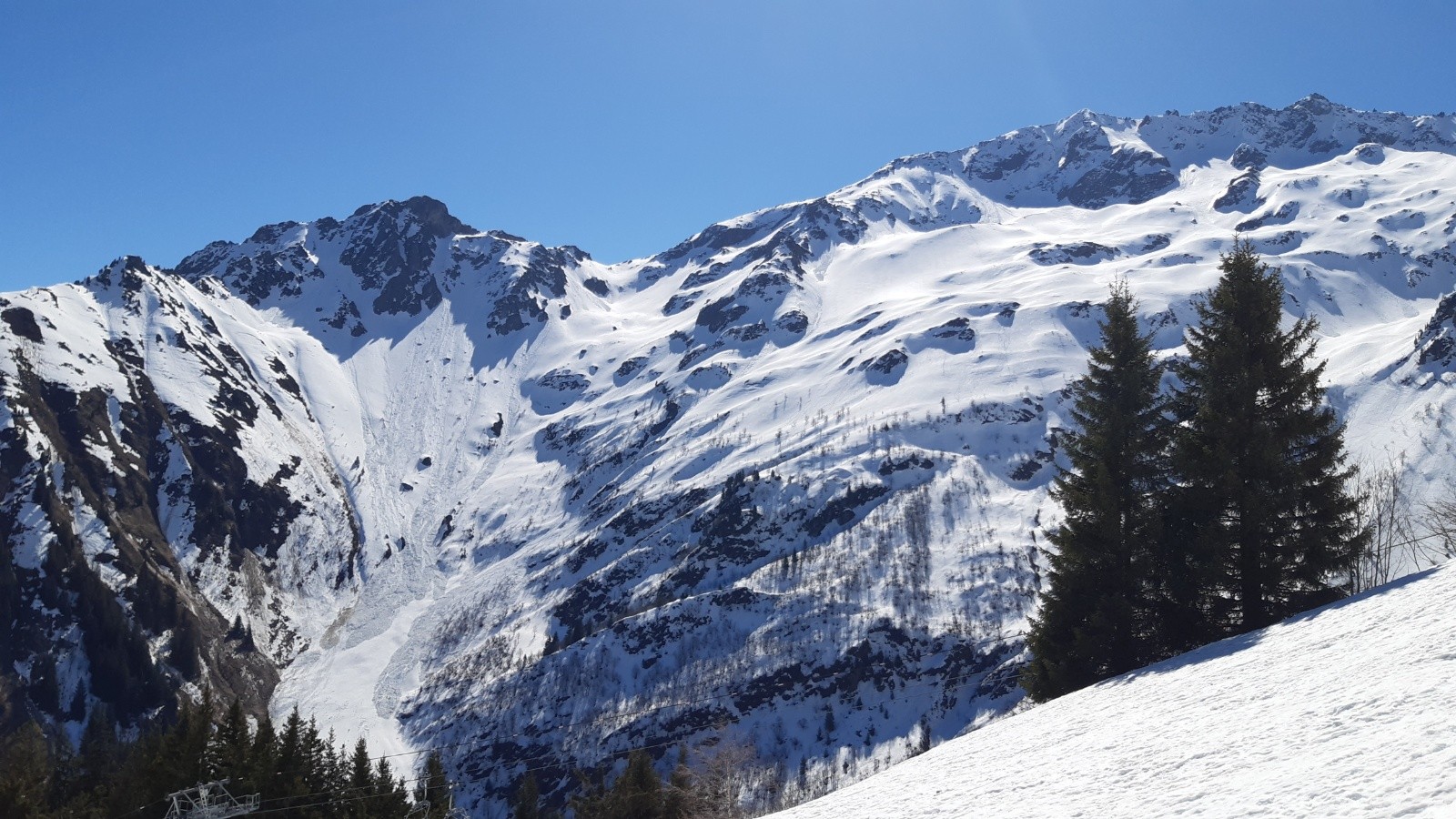 Avalanche ancienne en face