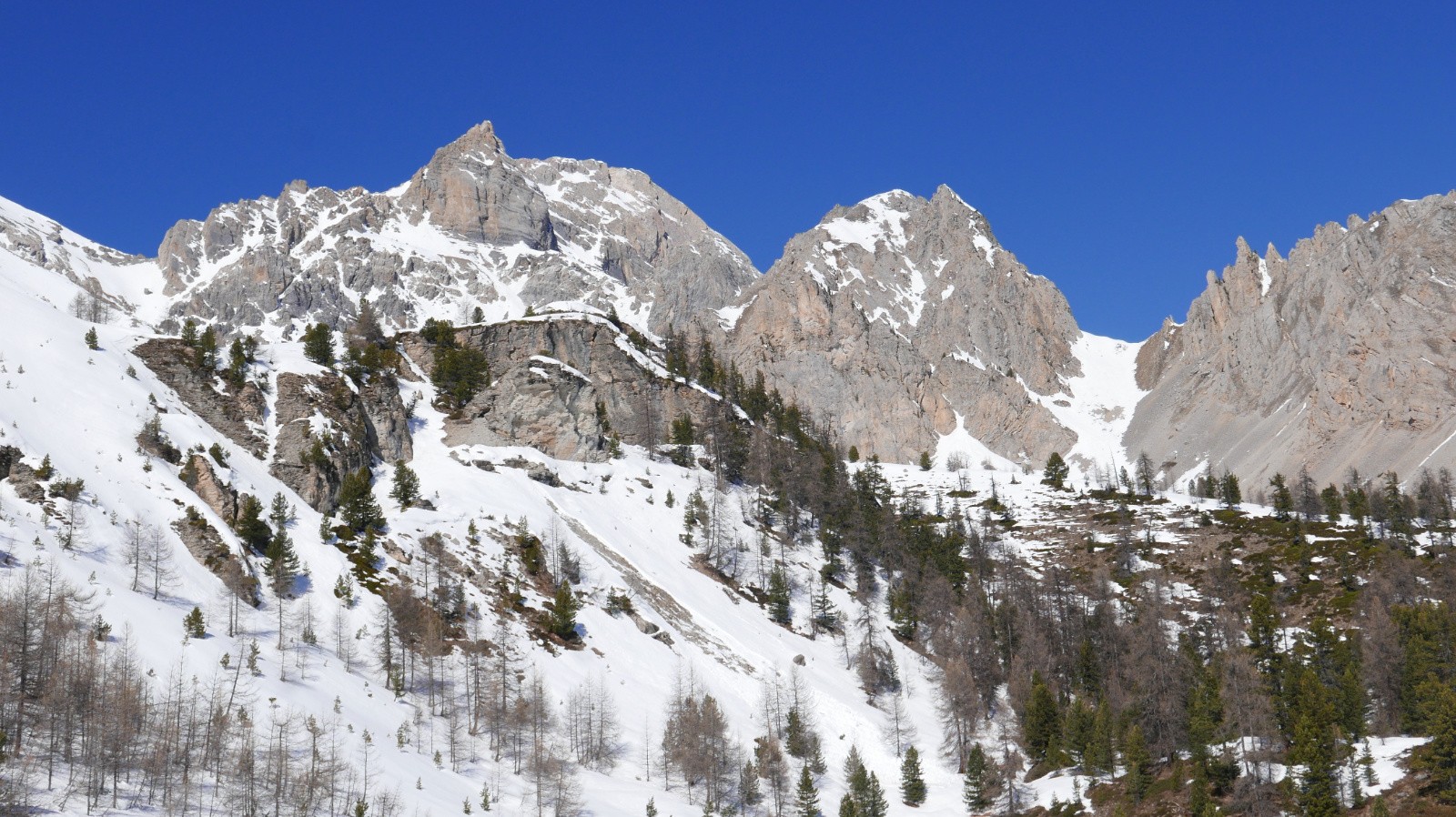 L'extrémité nord de la crête des Veyres et le Pas du Curé.&nbsp;