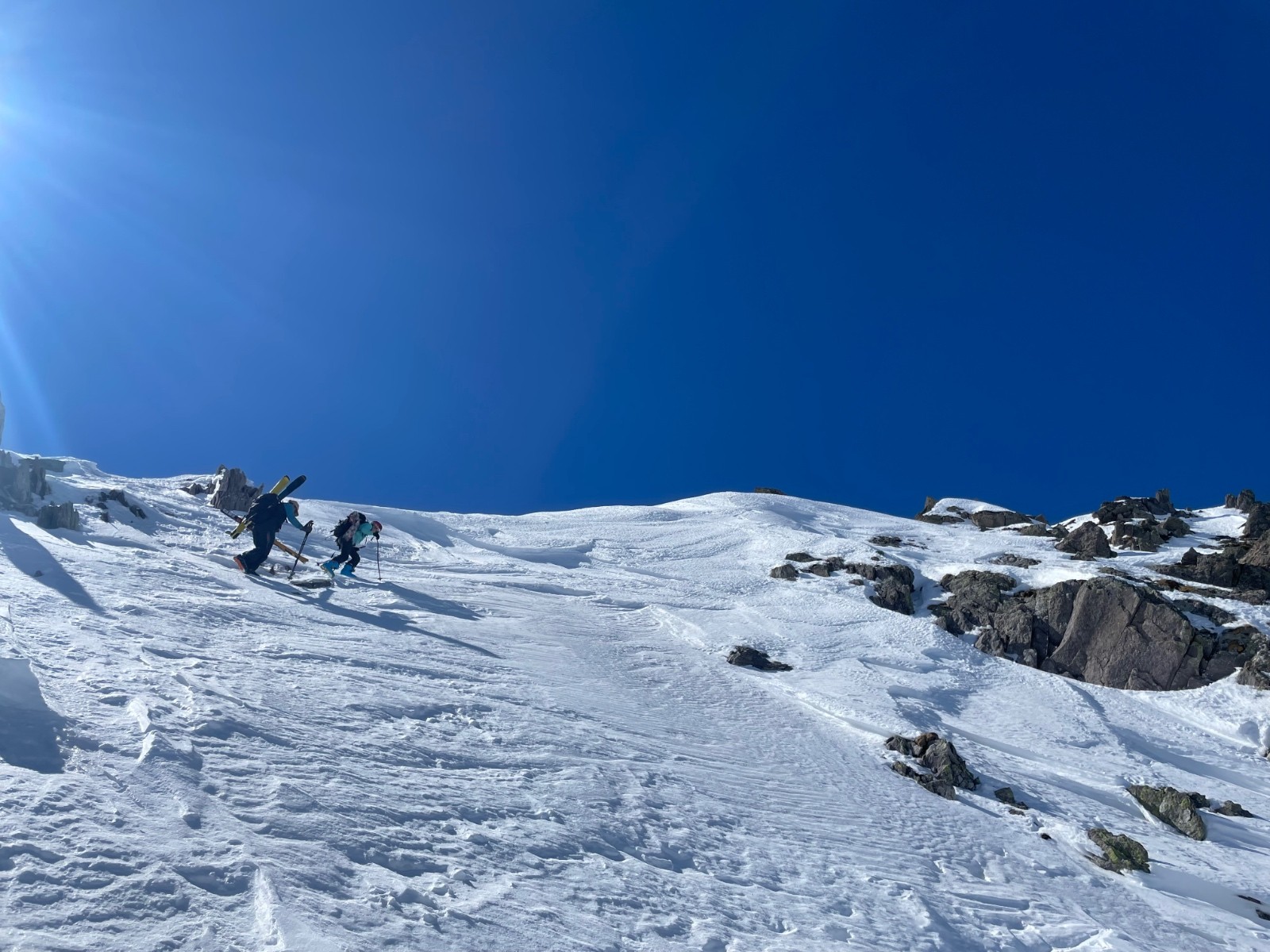 J4 arrivée sur le col de l’Aiguille Noire, qq mètres à pied